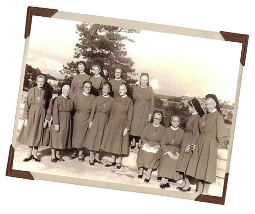 Sister_Demeester_with_sisters